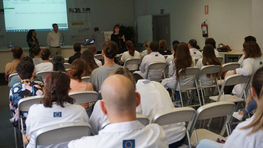 Un momento de la visita de los asesores de la Red Eures de Países Bajos a la Escuela de Joyería de Córdoba.