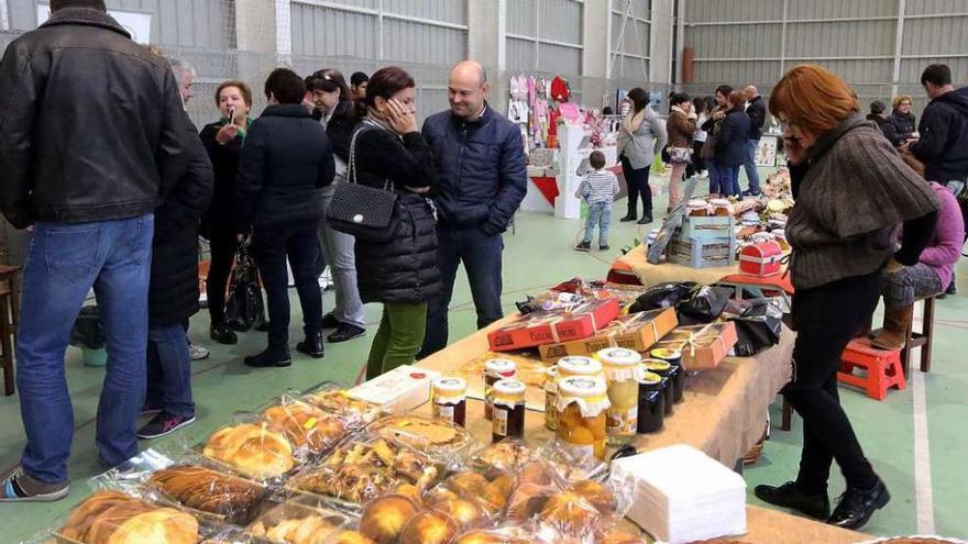 A la feria también asistió el alcalde, Pablo Castillo, (de pie hablando con una mujer). // A. Hernández