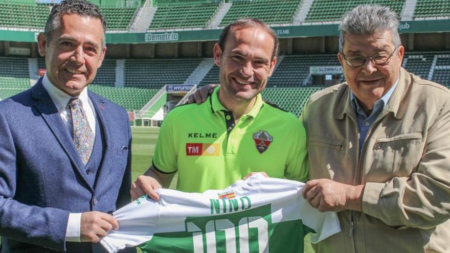 Nino, con la camiseta, acompañado de Diego García y Juan Carlos Lezcano