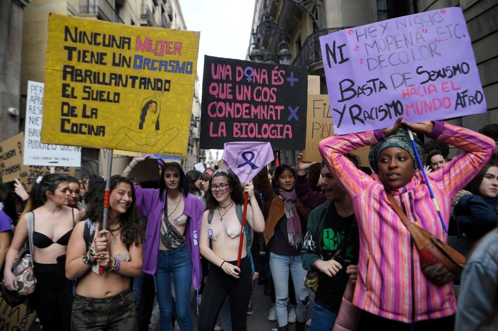 Un grupo de mujeres con pancartas en una de las manifestaciones convocada en Barcelona. / AFP PHOTO / LLUIS GENE
