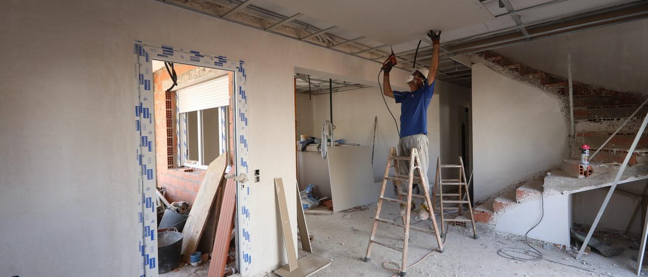 Imagen de archivo de un operario trabajando en una obra en el interior de una vivienda en construcción.