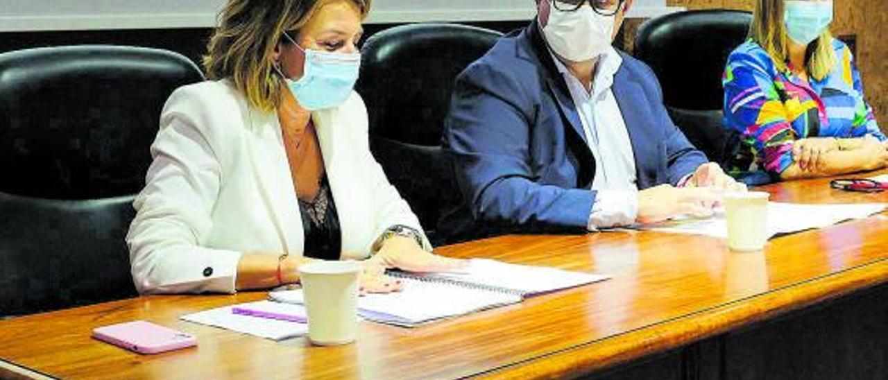 De izquierda a derecha, Elizabeth Hernández, Conrado Domínguez y Carina Escobar, ayer, durante la presentación. | | ANDRÉS CRUZ