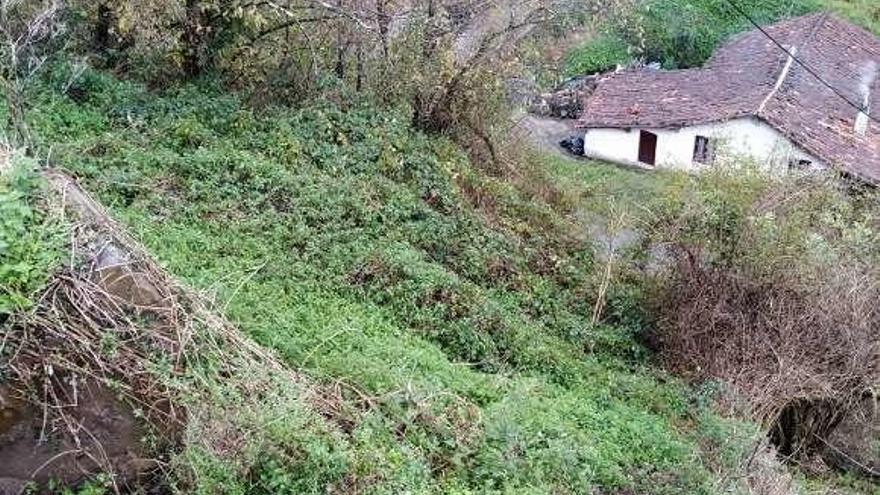 Un talud (a la izquierda) amenaza con caerse sobre la casa.