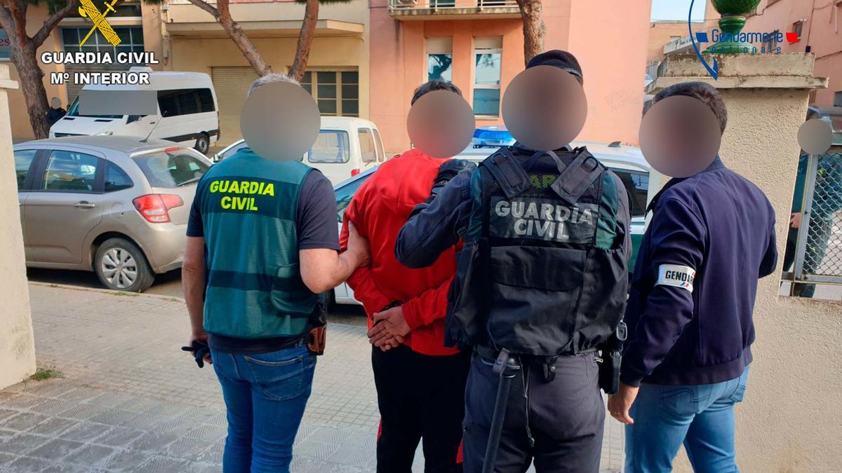 Agents de la Guàrdia Civil i la Gendarmeria s&#039;emporten un detingut a Figueres dins d&#039;un operatiu policial