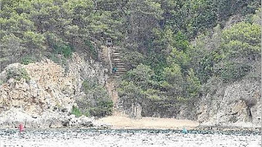 Després de l&#039;abocament de sorra artificial, ara apareix una escala per accedir a la cala Rajols de Lloret.