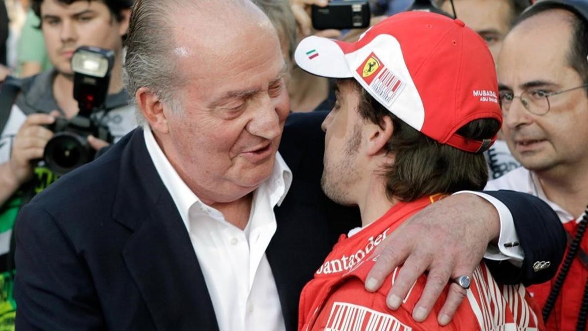 El Rey Juan Carlos consuela a Fernando Alonso, en el GP de Abu Dabi del 2010.