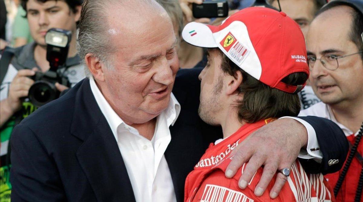 rozas14546616 spain s king juan carlos  left  embraces ferrari driver fern181124113926