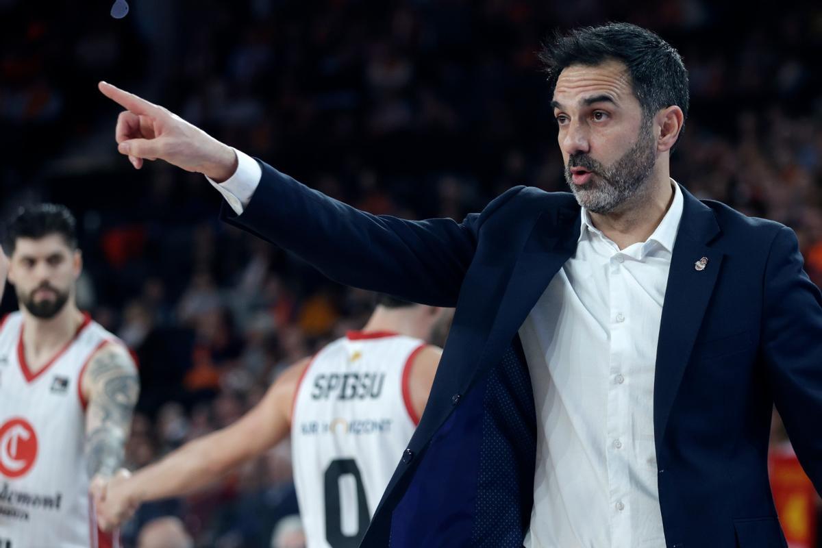 Ramírez, dando instrucciones durante el choque en Valencia