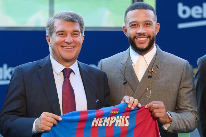 Las primeras imágenes de Memphis Depay con la camiseta del Barça