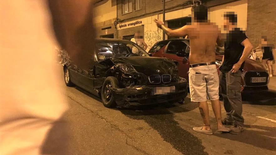 Estado del vehículo que conducía el joven (vestido con camiseta negra) que se estrelló contra los otros en la avenida Leopoldo Alas Clarín.