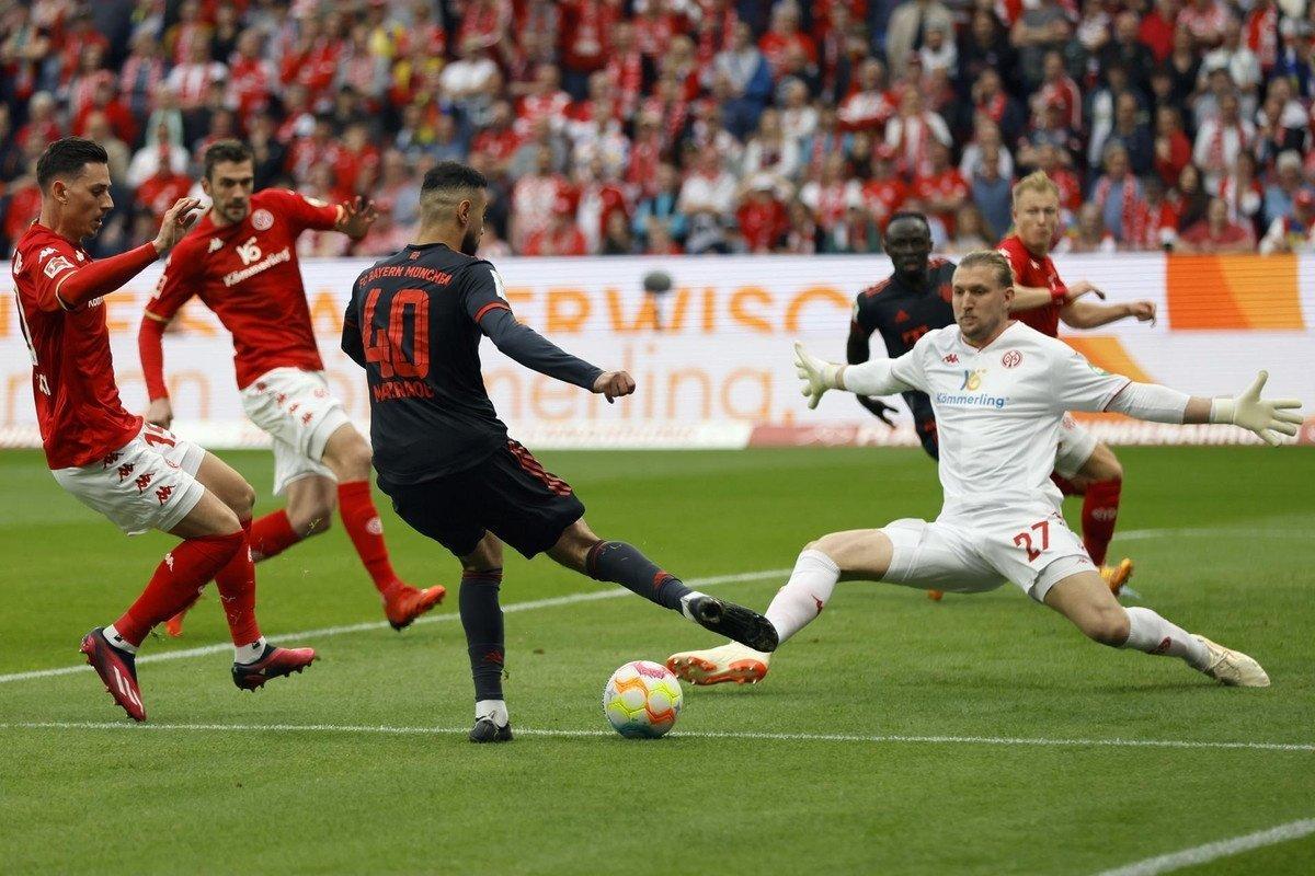 Mazraoui durante un partido del Bayern de Múnich.