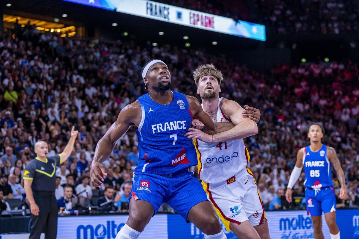 El ala-pívot español Juancho Hernangómez (d) pugna un rebote con el ala-pívot francés Guerschon Yabusele (i) durante el encuentro amistoso entre Francia y España celebrado este sábado en París.