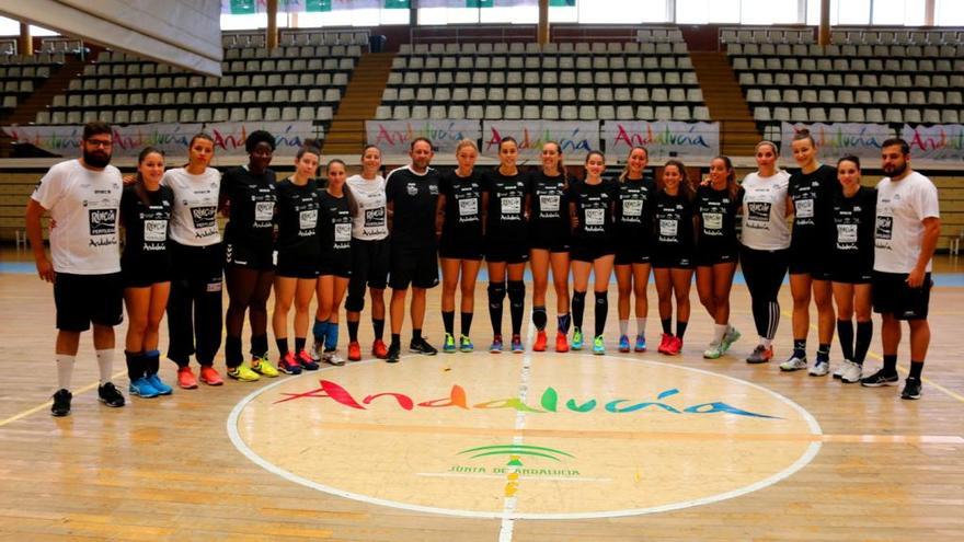 Las 16 jugadoras que arrancaron la pretemporada del Rincón Fertilidad el pasado verano posan en Carranque el primer día de entrenamiento.