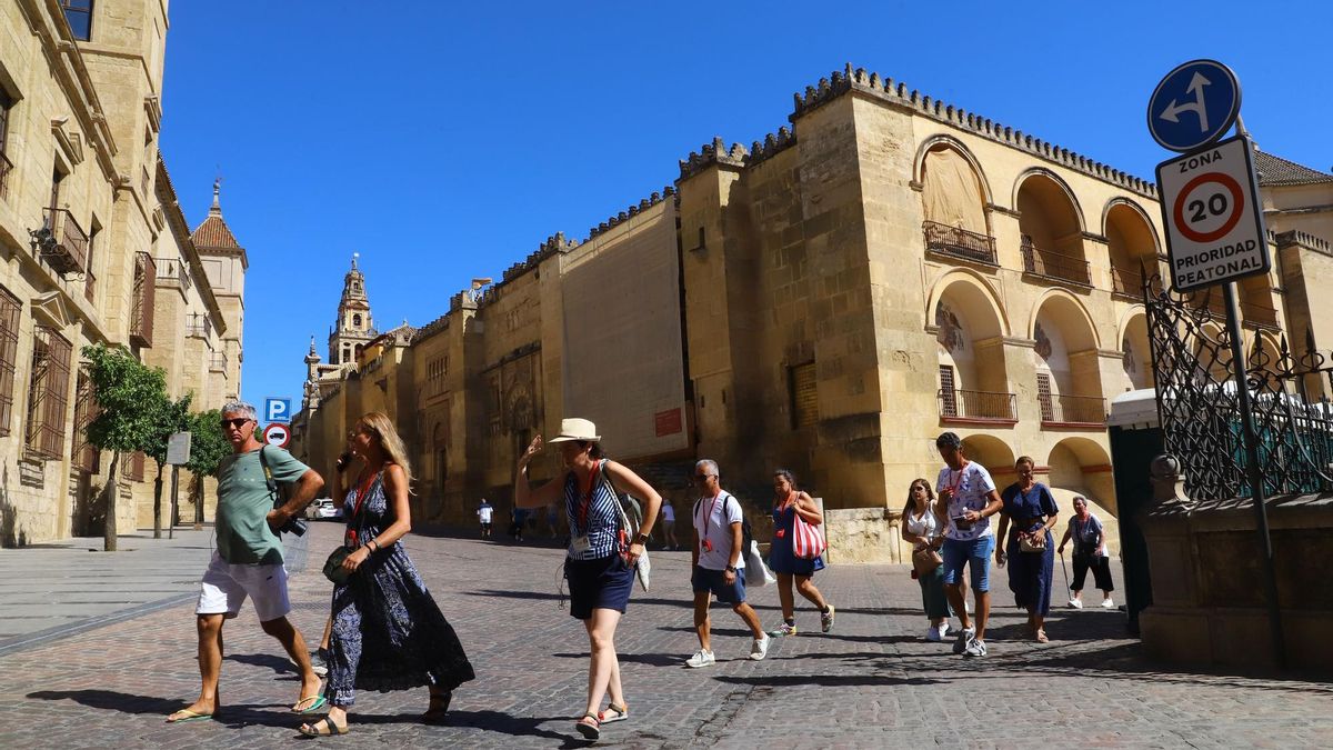 Turistas junto a la Mezquita-Catedral.