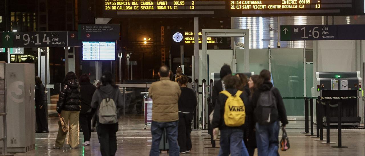 Pasajeros en la estación de tren de Alicante, en una imagen de archivo.