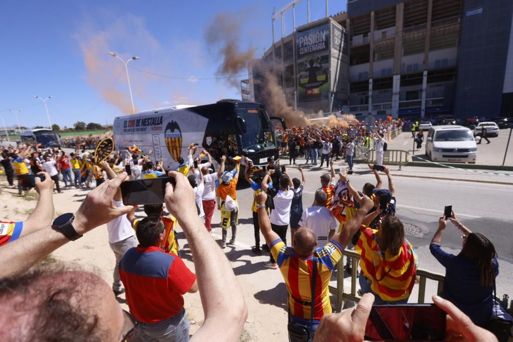 La afición del Valencia CF ante el Elche