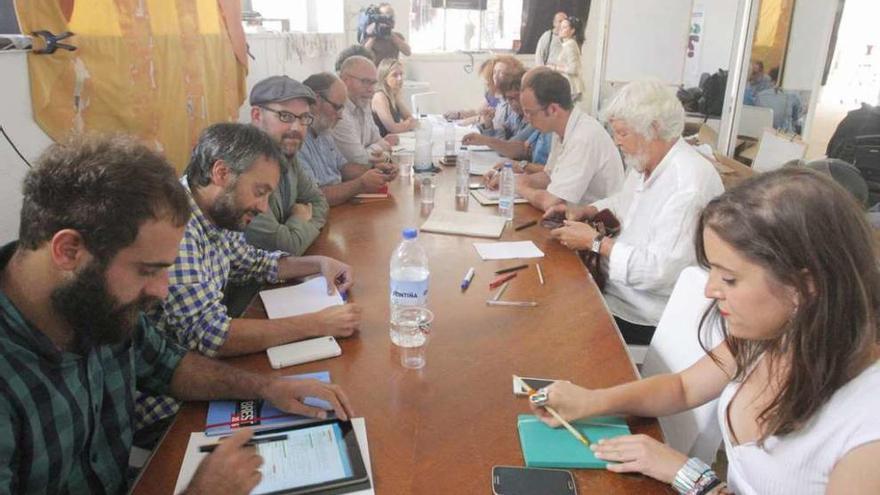 Primera reunión de la coordinadora provisional de En Marea, ayer, en Santiago.