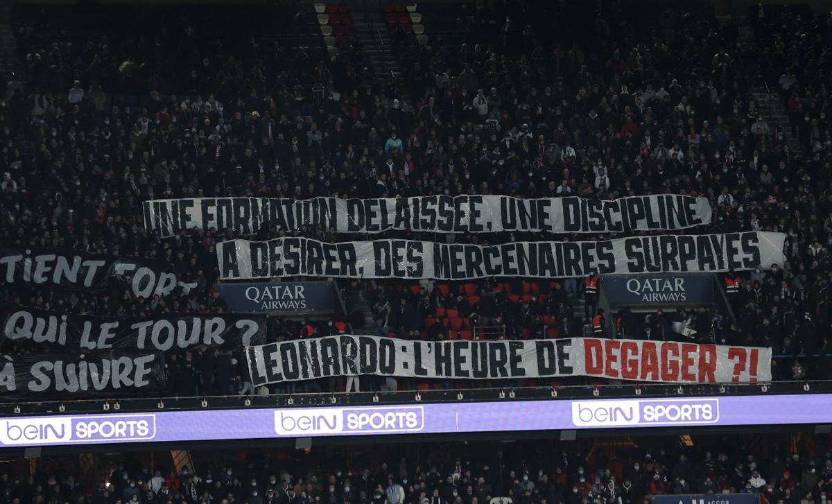 Pancartas de protesta del Collectif Ultras Paris, el viernes durante el PSG-Rennes.