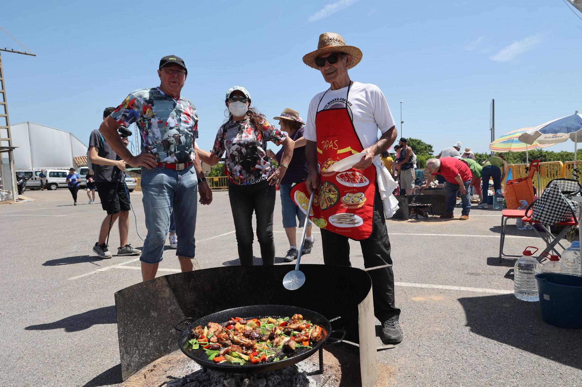 Mil trescientos castellonenses disfrutan del sol y las paellas en el Segon Molí