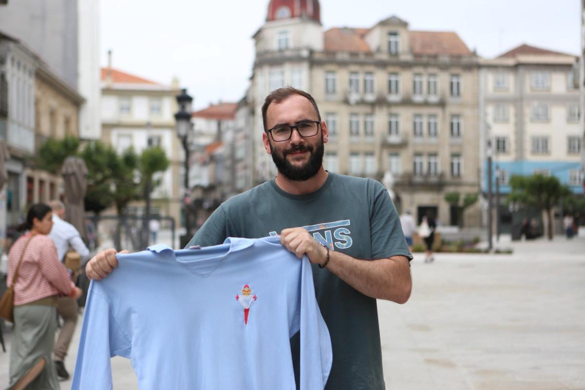 Aitor Diz, con una camiseta antigua del Celta.