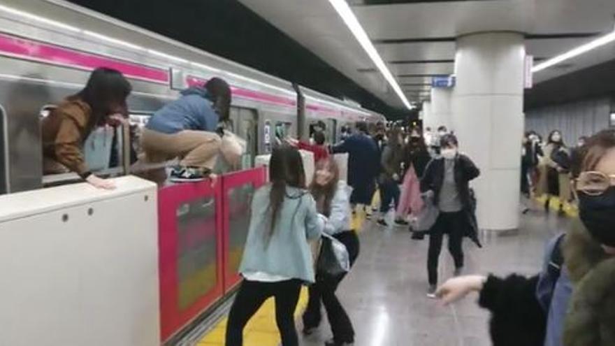 Un jove vestit de Joker fereix 17 persones i incendia el vagó d&#039;un metro a Tòquio