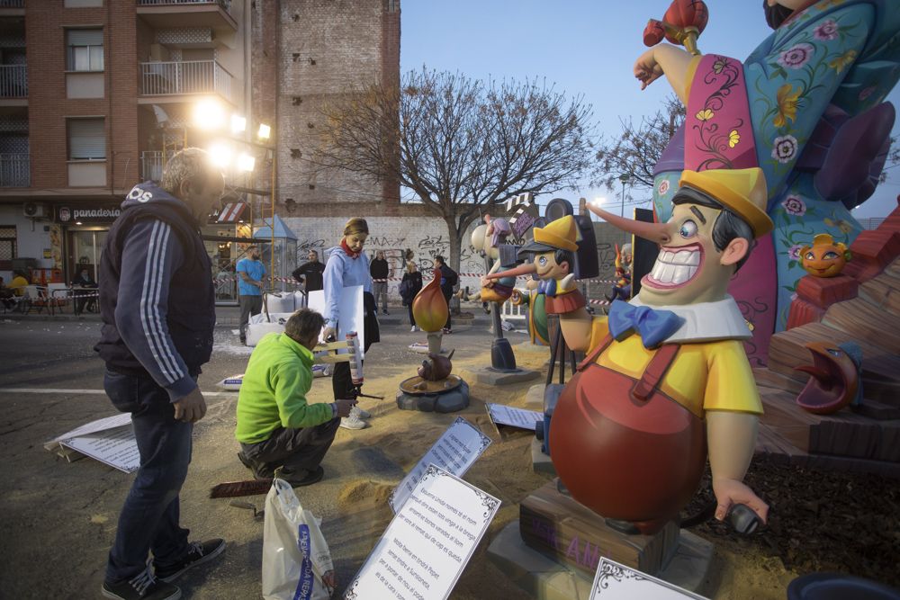 Trabajo en equipo al estilo fallero en la Plantà de las fallas de Sagunt