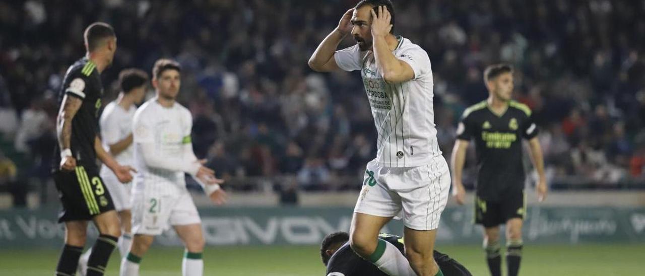 De las Cuevas se lamenta de una ocasión fallada durante el encuentro entre el Córdoba CF y el Real Madrid Castilla.