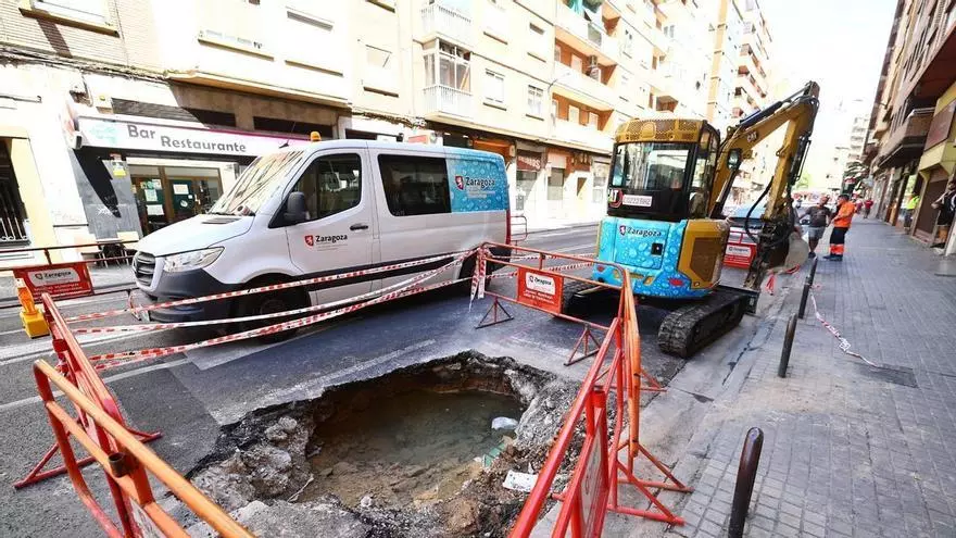 La rotura de la tubería ha obligado a desviar varios buses