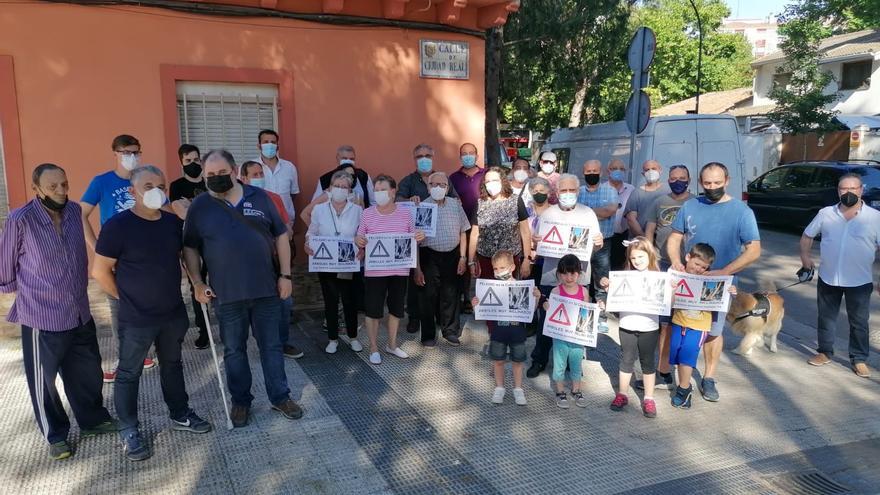 Los vecinos del barrio de La Jota alertan del peligro del arbolado del distrito