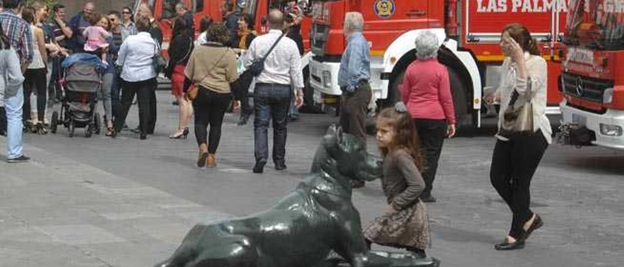 Varios vehículos del cuerpo, ayer en la plaza de Santa Ana.