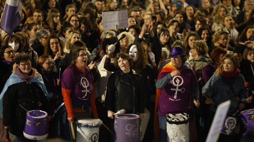 Mujeres participantes en la manifestación del año pasado en Vigo con motivo del 8 de marzo. |   // R. GROBAS