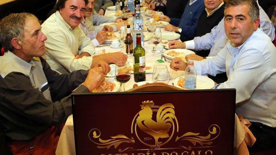 Dos de las cenas celebradas en los últimos meses por los integrantes de la Cofradía do Galo Pepe, constituida para promocionar el pollo de corral en O Grove. // Muñiz