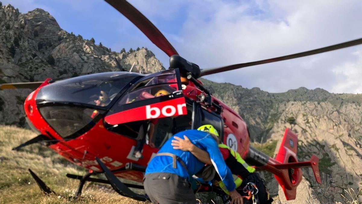 Un moment del rescat de l’excursionista ferit a Queralbs per part dels Bombers.