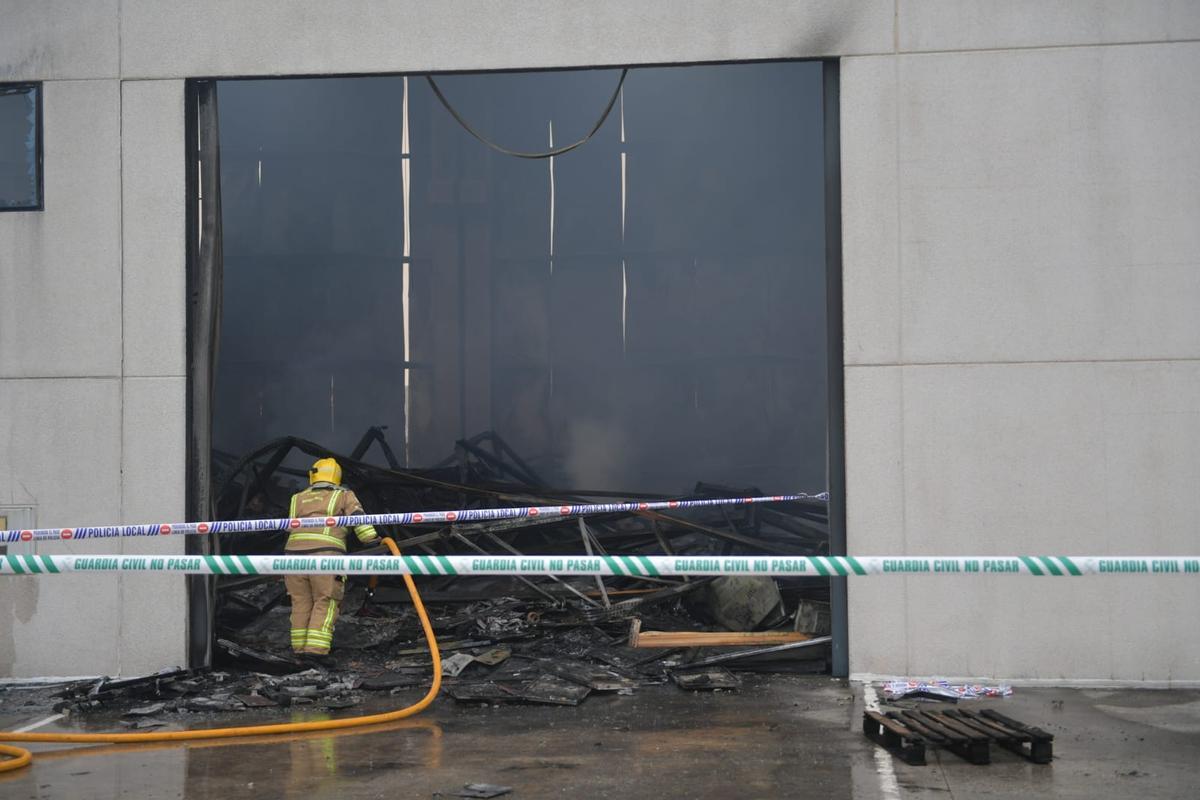 Un incendio destroza la nave de Trison en el polígono de Espíritu Santo