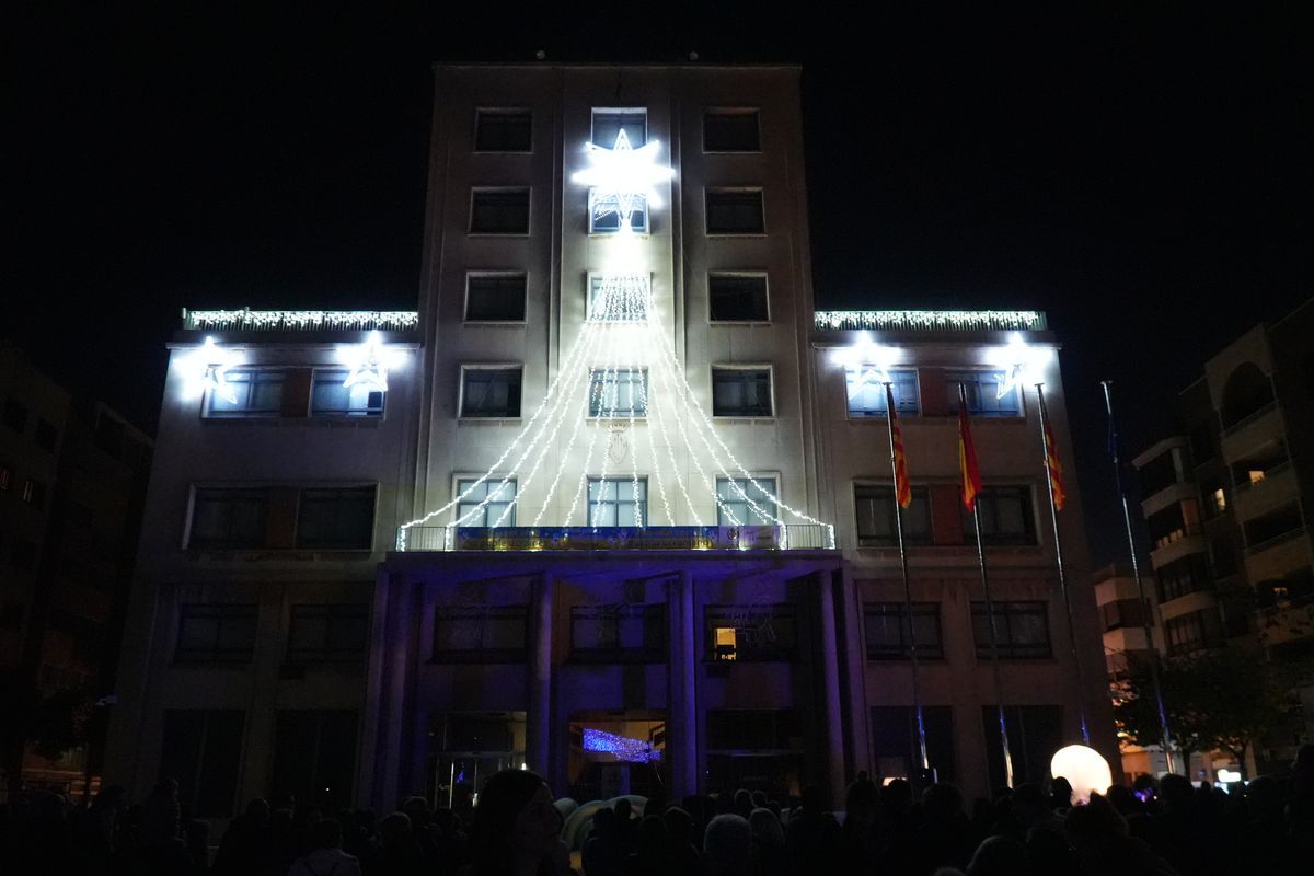 Els llums de Nadal ja decoren la façana de Ca la Vila i els carrers i places de Vila-real.