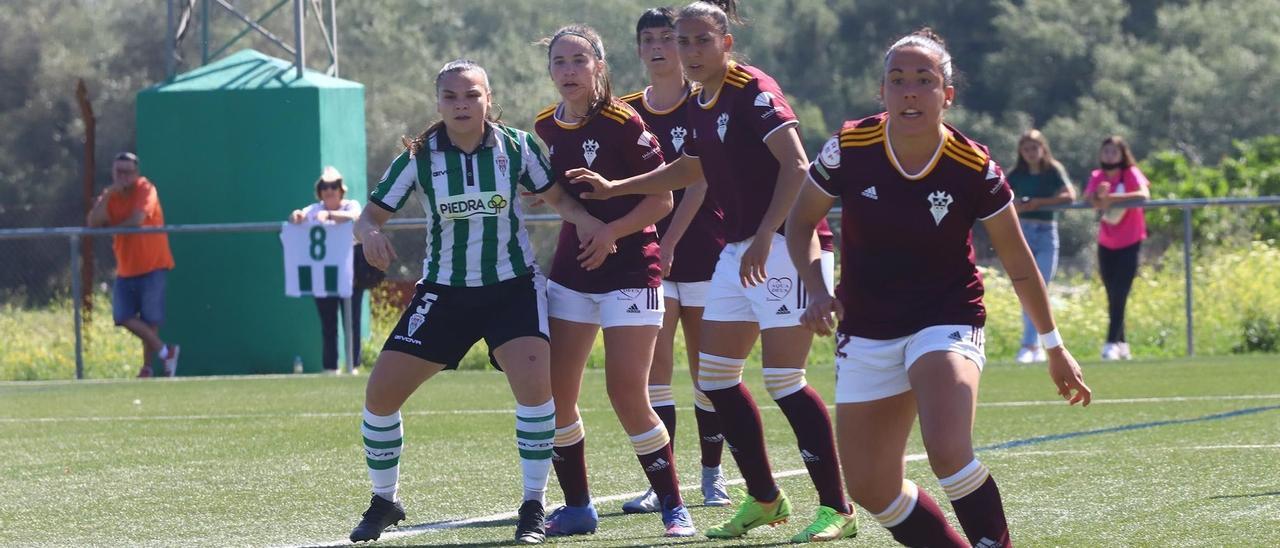 Yanire Ruiz, cubierta por hasta tres rivales durante el pasado choque ante el Alba Femenino.