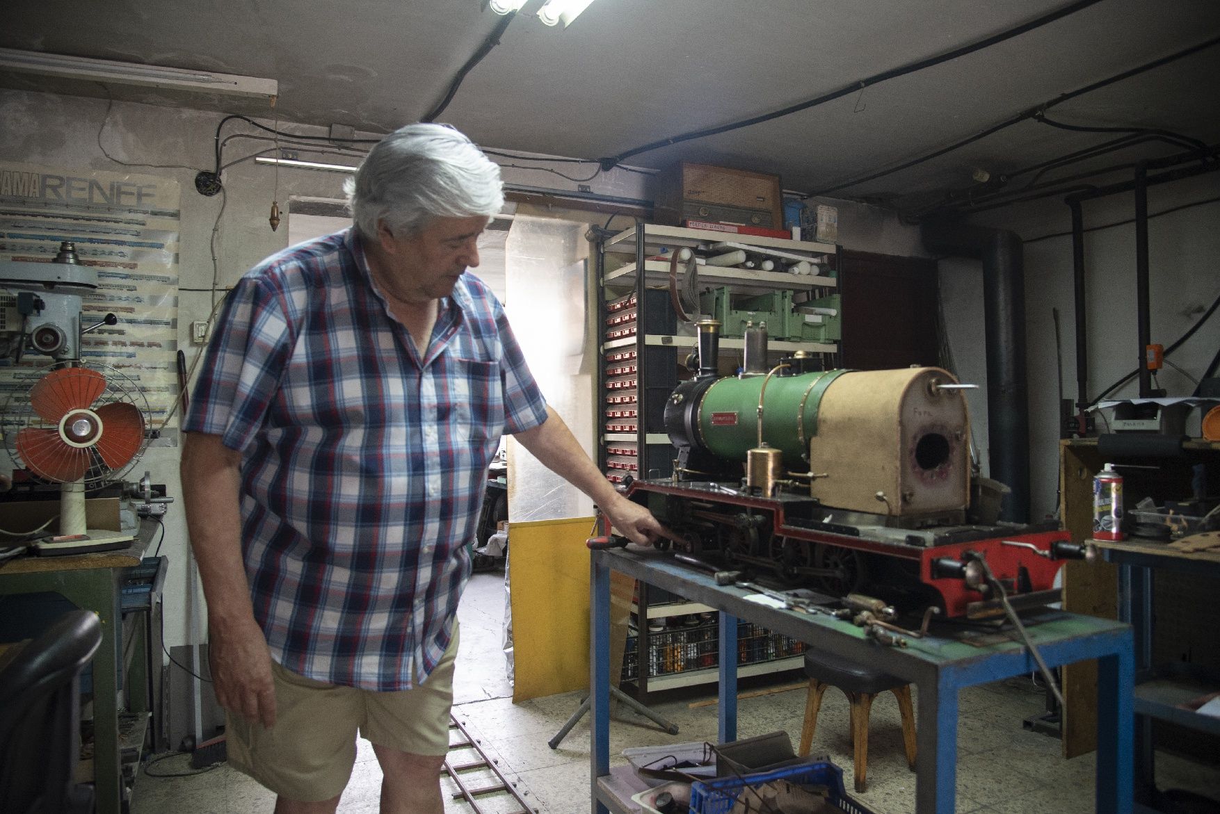 La passió per la mecànica porta un navarclí a reproduir trens i tractors a petita escala