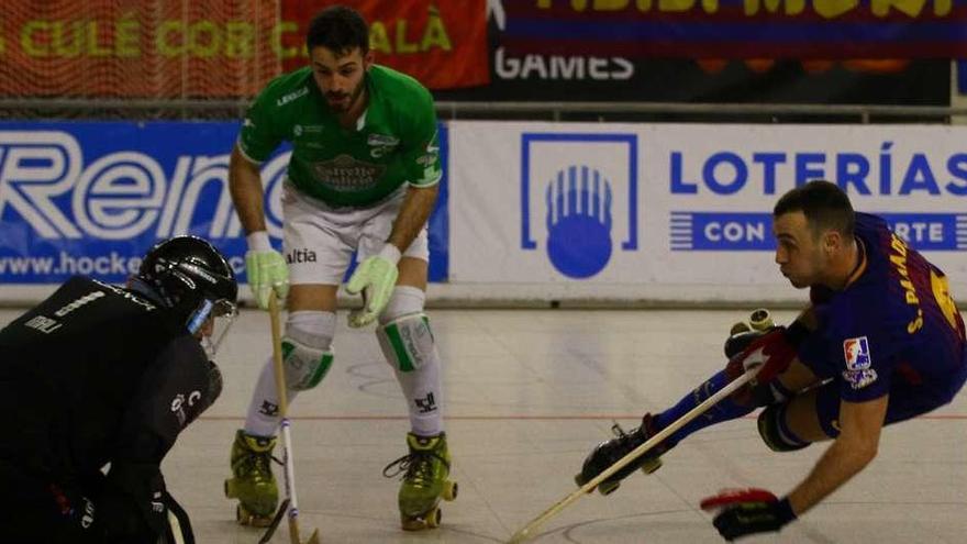 Sergi Panadero cae en el área del Liceo frente a David Torres y Xavi Malián en la final de la Copa del Rey disputada ayer entre Liceo y Barça.