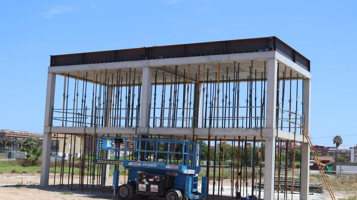 Estructura de edificio construida por la UPV con la viga perimetral en la cubierta