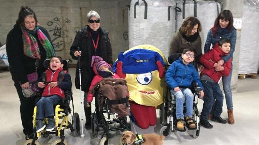 Las madres posan junto a los niños destinatarios de los cheques. // E. González