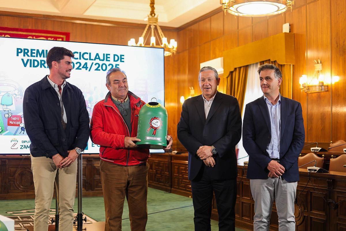 Zamora. El presidente de la Diputación de Zamora, Javier Faúndez Domínguez, entrega los Premios Reciclaje Ecovidrio 2024/2025 a localidades de la provincia de menos de 1.000 habitantes