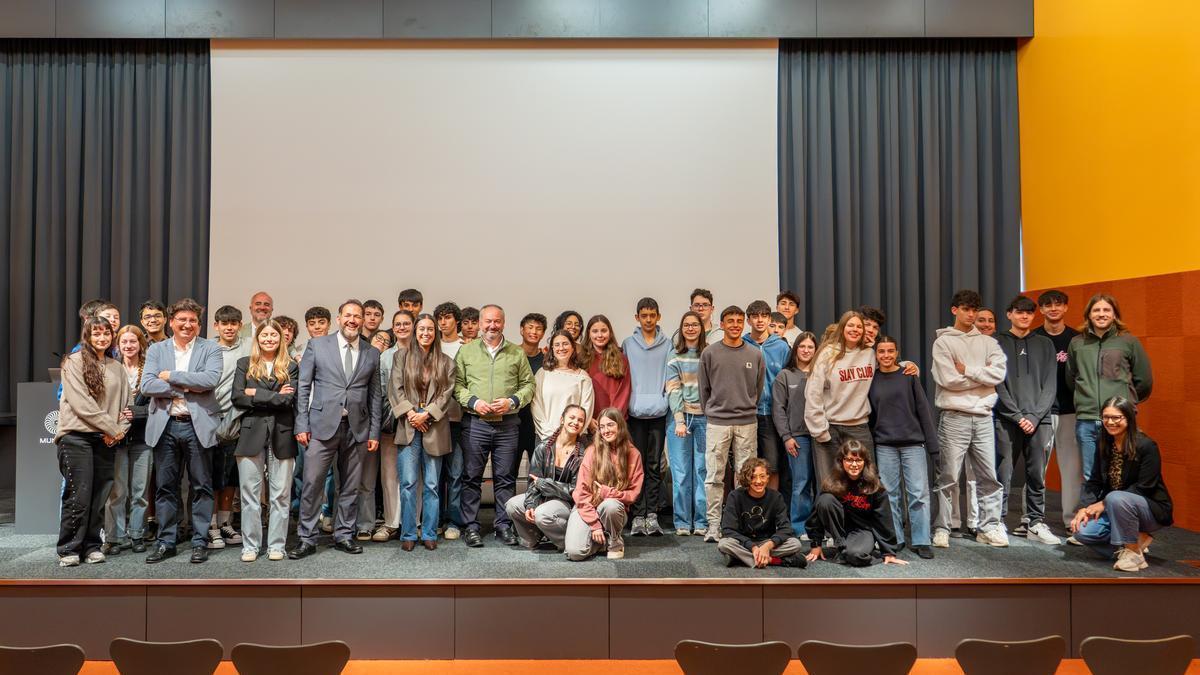 Los alumnos que participaron en la jornada del eclipse.