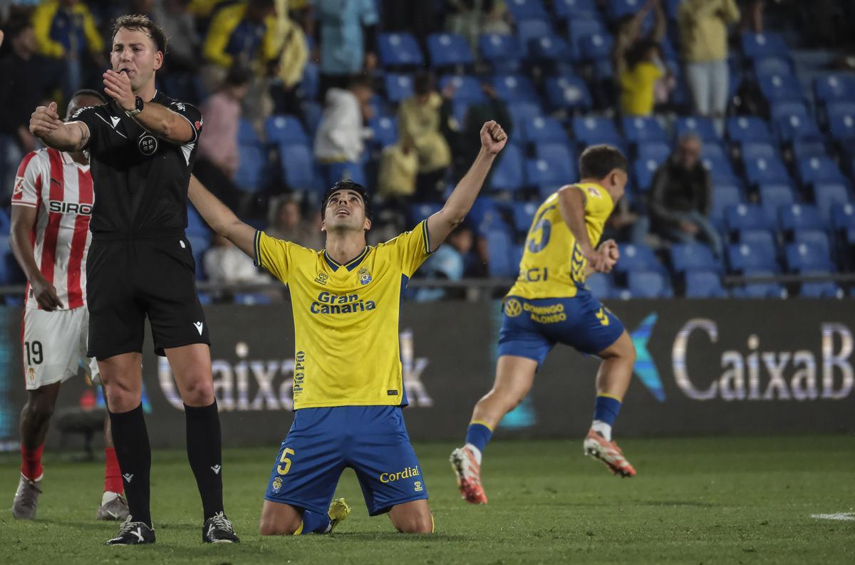 Enrique Clemente festeja la victoria ante el Sporting con tanto de Ale García.