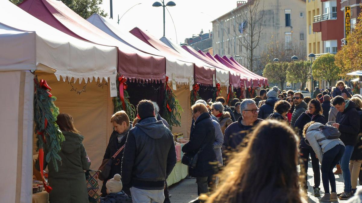 Parades i ambient al Mercat de Nadal de l'any passat