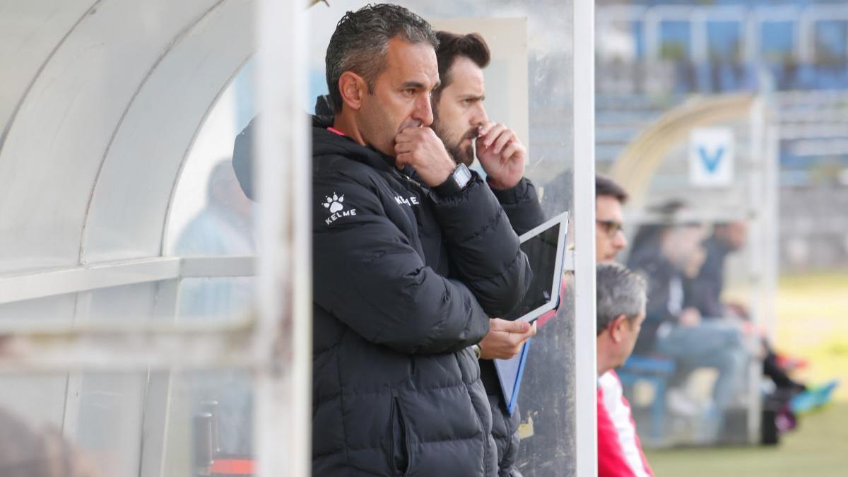 Pablo Lago, en su etapa de técnico del Avilés.