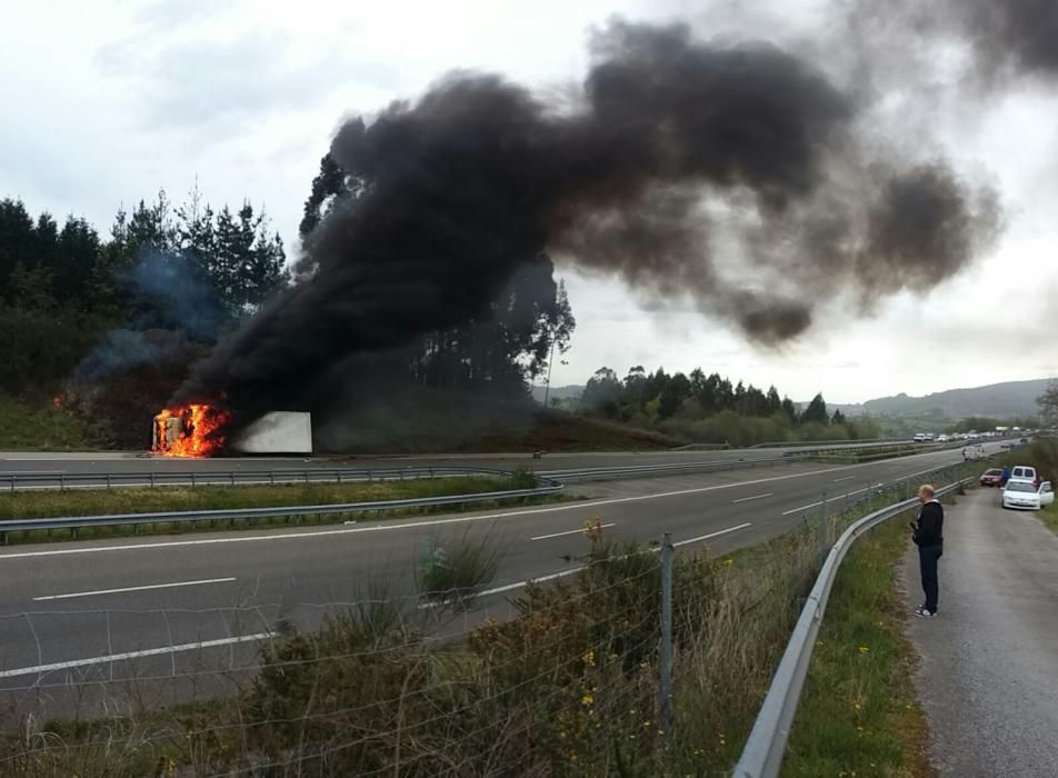 Accidente de un camión en la A-8 a la altura de Villaviciosa