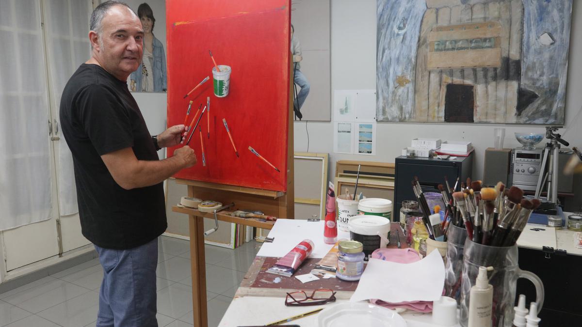 Toni Durà, pintando en su estudio de Gandia