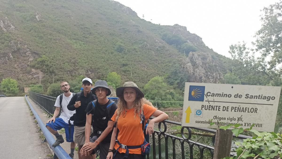 Jóvenes peregrinos en el puente de Peñaflor, en Grado.