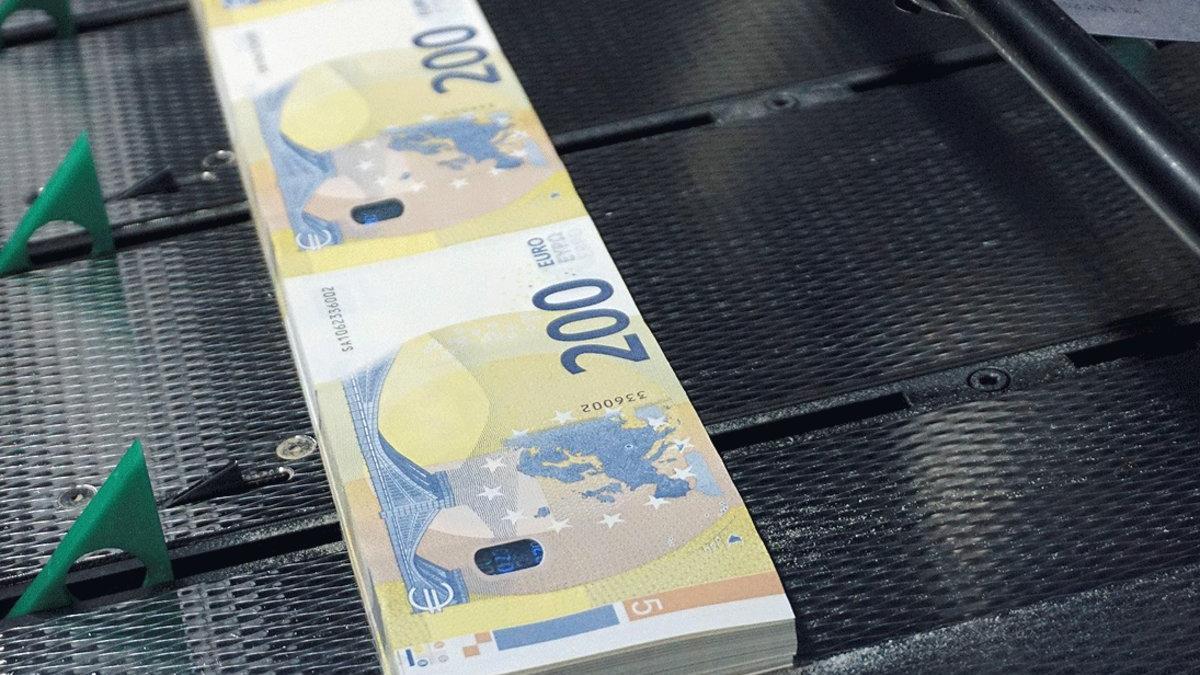 Fabricación de billetes de 200 euros, en mayo del 2019