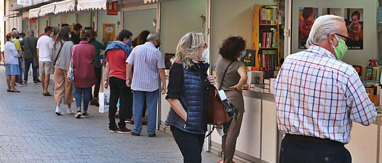 Visitantes en la Feria del Libro de 2020 en la calle Tomás y Valiente.